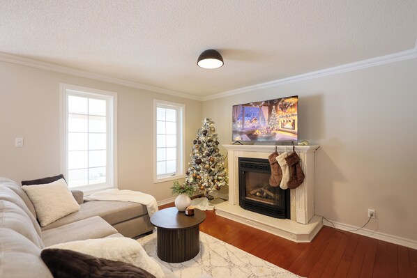 Téléviseur connecté, foyer, table de baby-foot