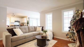 Älytelevisio, takka, pöytäjalkapallopöytä