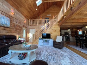 Een smart-tv, tafelvoetbal, een tafeltennistafel en boeken