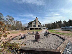 Outdoor dining - Remote Cabin near Knoebel’s (Catawissa)