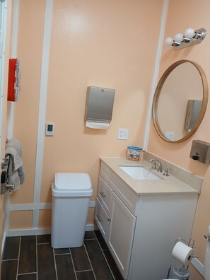 Regadera, jabón, papel de baño 