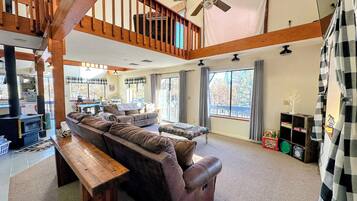 TV connectée, cheminée, baby-foot, table de tennis de table