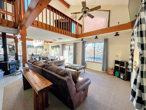 Smart TV, chimenea, futbolito y tenis de mesa 