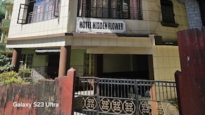 A multi-story building with a sign reading "HOTEL HIDDEN FLOWER". - OS HOTEL HIDDEN FLOWER (Gangtok)