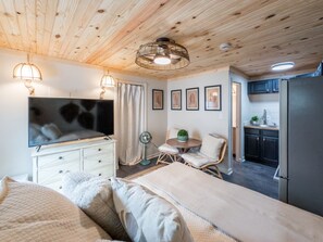 Strykjärn/strykbräda, wi-fi och sängkläder