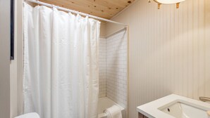 Ein Badezimmer mit Dusche, Toilette und Waschbecken.