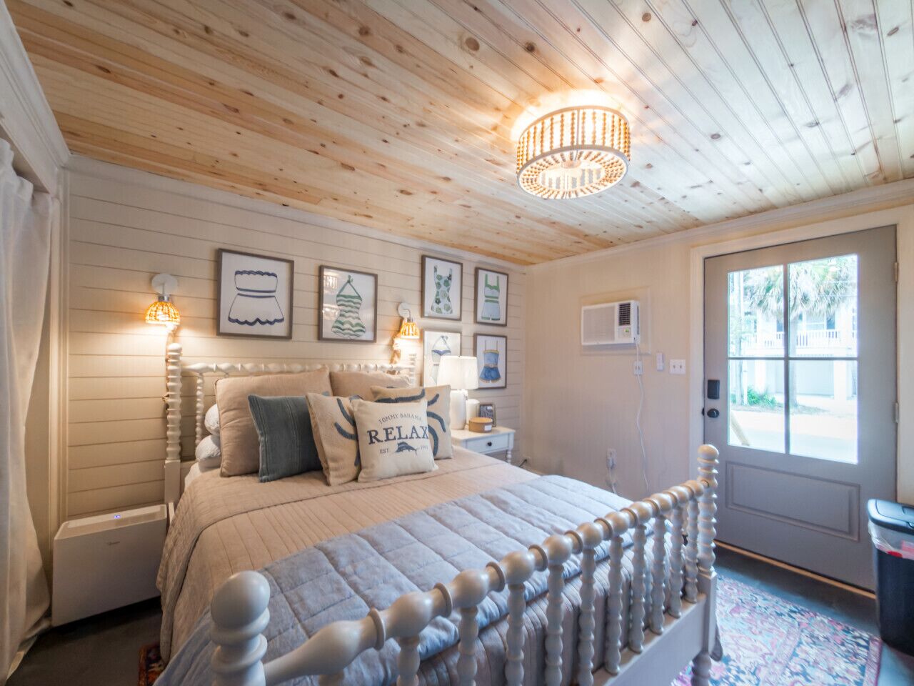 Desk, iron/ironing board, WiFi, bed sheets