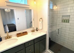 Douche, séchoir à cheveux, serviettes fournies, savon