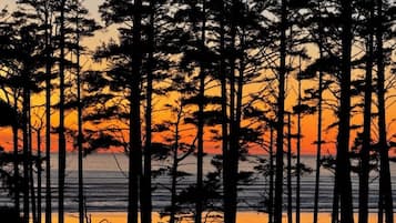 Beach nearby, sun loungers, beach towels