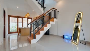 Villa, balkong, bassengutsikt | Innvendig