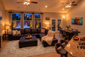 Outdoor dining - Room for Everyone 1 mile from the River Walk · Downtown San Antonio (San Antonio)