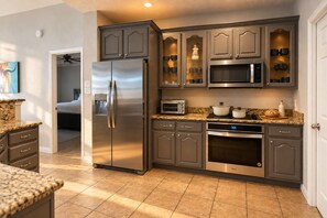 Private kitchen - Room for Everyone 1 mile from the River Walk · Downtown San Antonio (San Antonio)