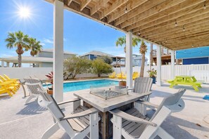 Outdoor dining - Private Heated Pool, Ocean Views, Golf Cart Included (Port Aransas)