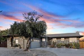 Exterior - Indigo Sky Oasis - Pool, Hot Tub & Stargazing (Yucca Valley)