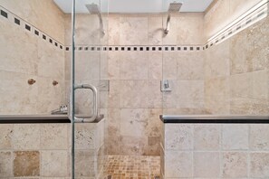 Douche, sèche-cheveux, serviettes fournies