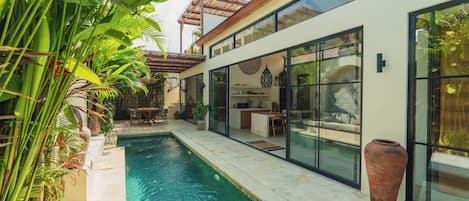 สระว่ายน้ำกลางแจ้ง