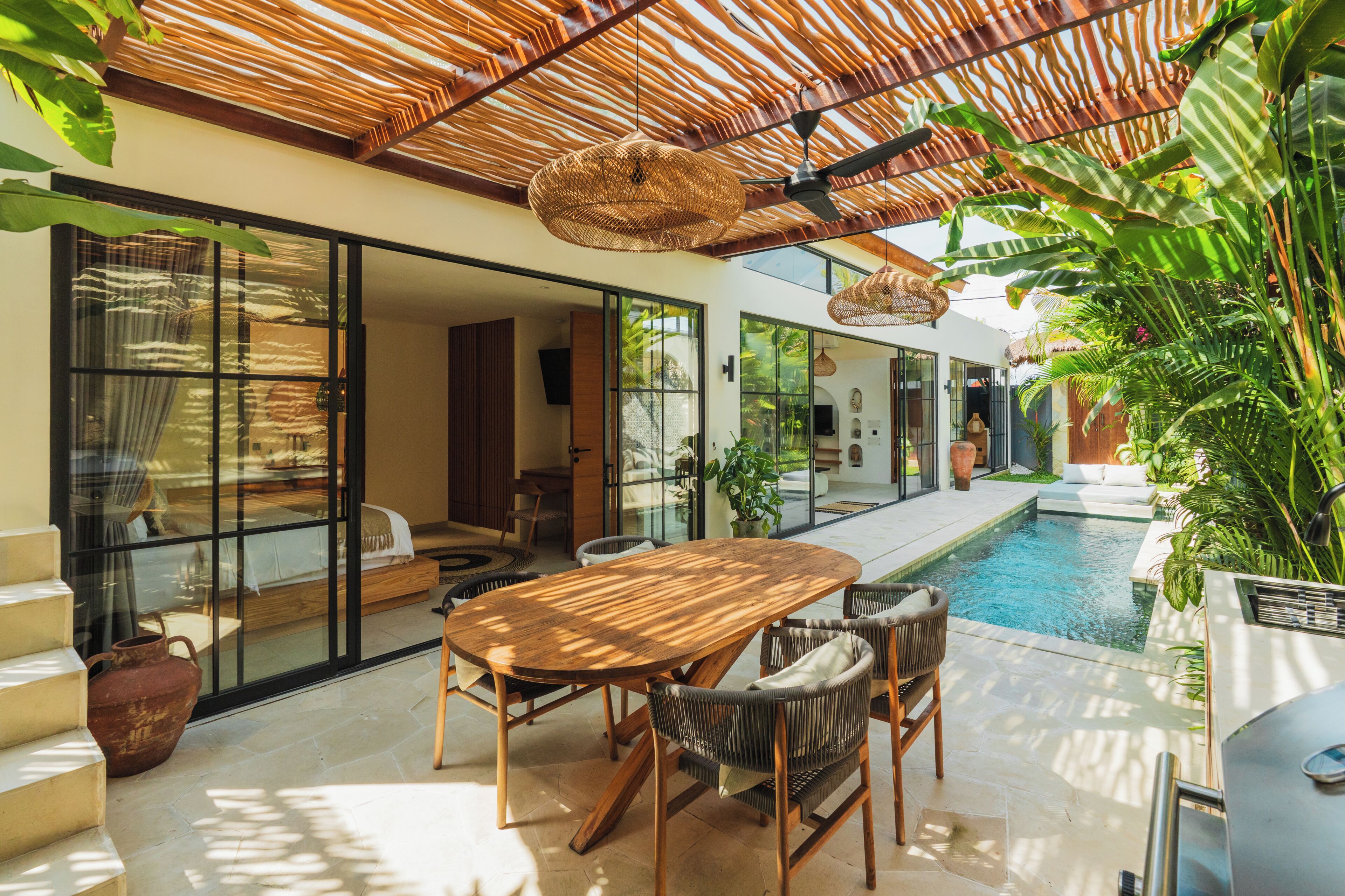 デラックス ヴィラ 2 ベッドルーム プライベートプール プールビュー | ダイニングルーム