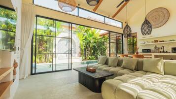 Villa Deluxe - 2 sovrum - privat pool - utsikt mot poolen | Vardagsrum | 32-tums smart-tv med digitalkanaler