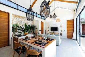 Villa – deluxe, 2 soverom, privat basseng, bassengutsikt | Spiseområde