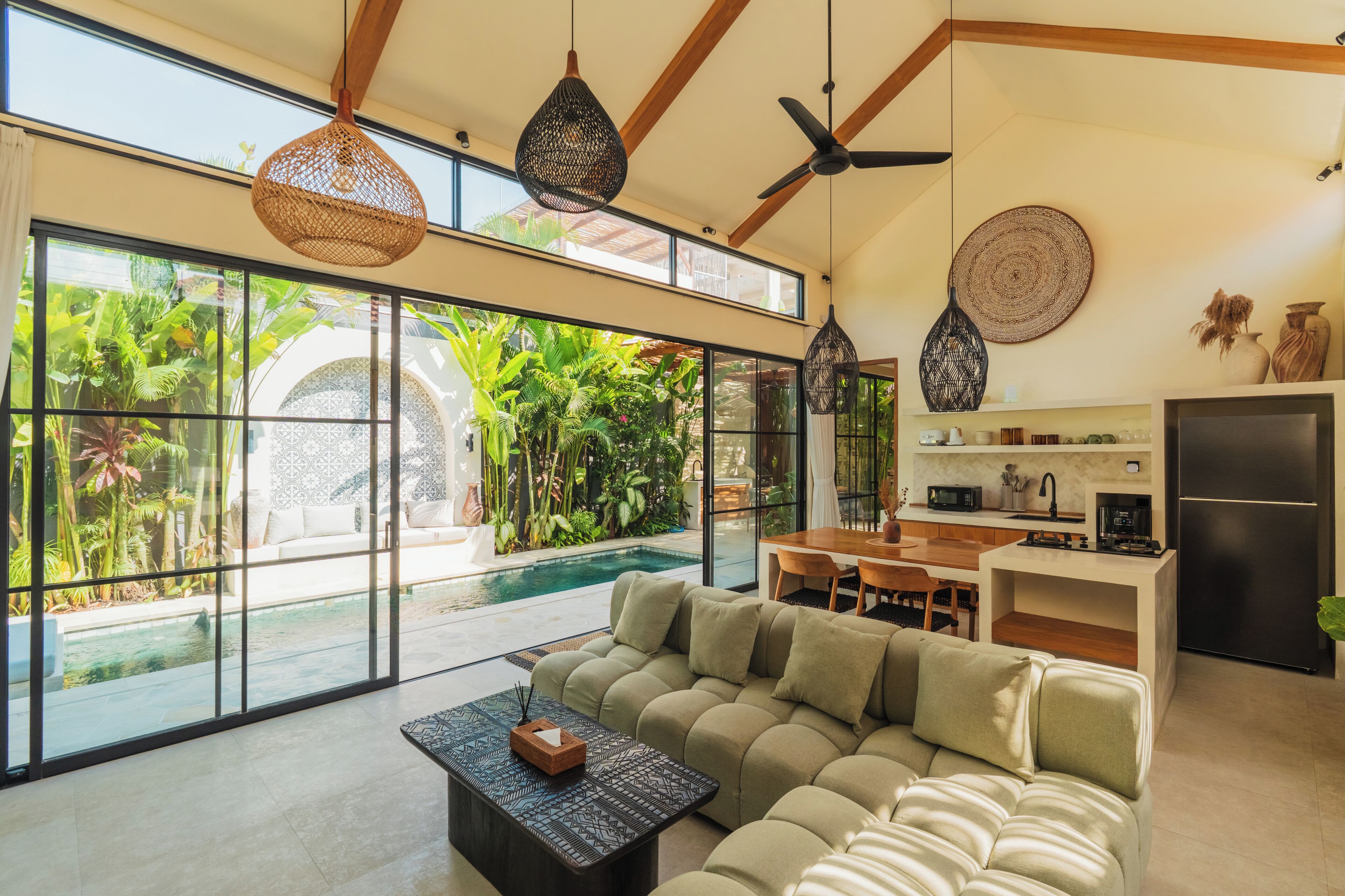 Deluxe-villa - 2 soveværelser - privat pool - udsigt til pool | Opholdsområde | 32-tommers smart-tv med digitale kanaler