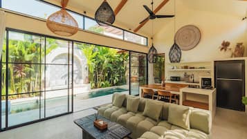 Vila Deluks, 2 kamar tidur, kolam renang pribadi, pemandangan kolam renang | Area keluarga | Smart TV 32-inci dengan saluran TV digital