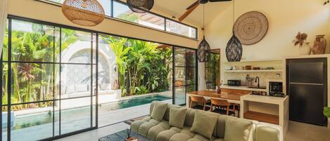 Villa Deluxe, 2 chambres, piscine privée, vue sur la piscine | Aire de séjour | Téléviseur connecté de 32 po avec télévision numérique