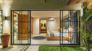 Vila Deluks, 2 kamar tidur, kolam renang pribadi, pemandangan kolam renang | Seprai premium, brankas, meja kerja, dan setrika/meja setrika