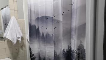 Secador de pelo, toallas, jabón y papel higiénico