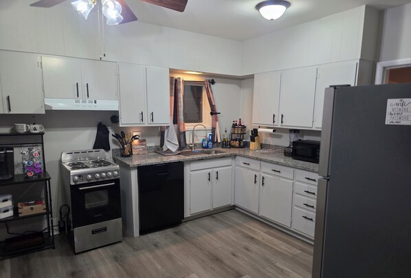 Microondas, horno, parrilla de estufa y lavavajillas 