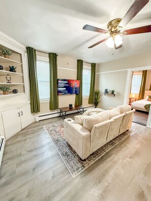 Smart TV - NEW Fresh 2BR Space Mins to Downtown Providence w/ King Bed & Private Parking (Providence)