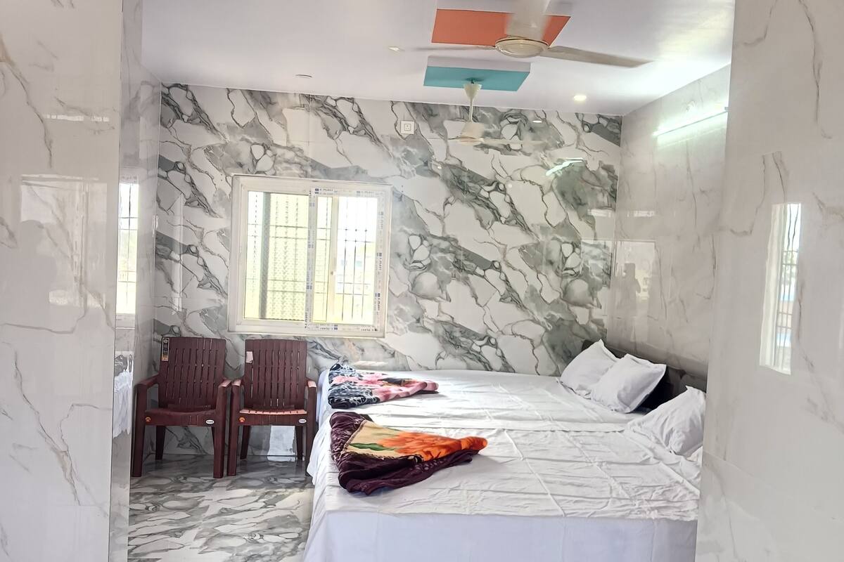 Una habitación de hotel con cama, escritorio y sillas.