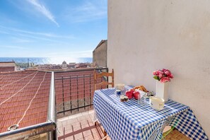 Outdoor dining - App.Finestre Blu Della Pigna, Sanremo, Italy (Sanremo)
