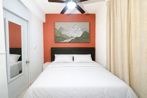 2 habitaciones, escritorio, tabla de planchar con plancha y wifi gratis 