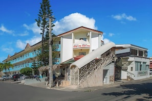 Exterior - Central & Secure: Pool • Fast WiFi • Private Hotel amenities. (Sosúa)