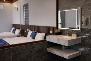 Kahden hengen perhehuone | Kylpyhuone | Ilmaiset hygieniatuotteet, hiustenkuivaaja, pyyhkeet, saippua