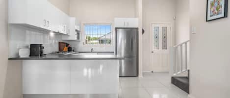 Jääkaappi, mikroaaltouuni, liesi, leivänpaahdin