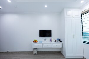 Chambre triple familiale, vue sur la cour intérieure | Système d’insonorisation, accès au Wi-Fi (inclus)