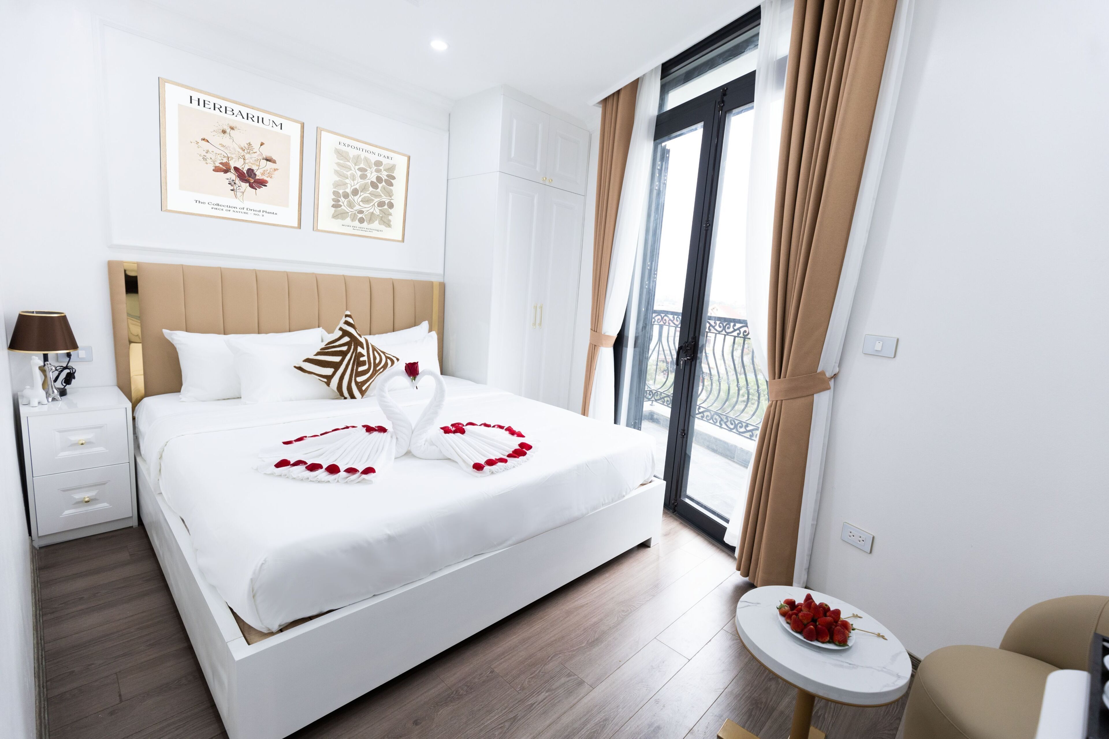 Suite, Balcony, City View
