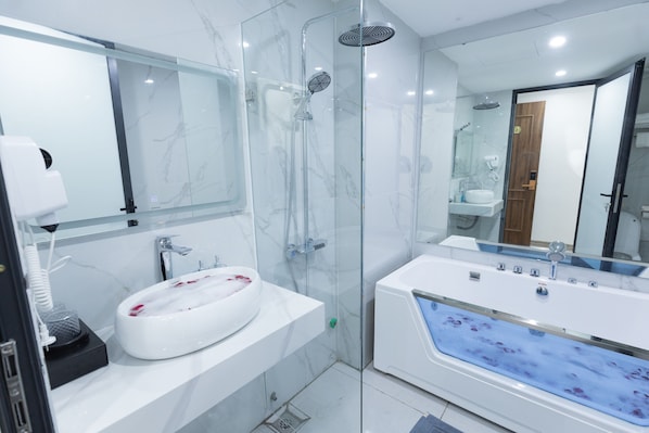 Suite, Balcony, City View | Bathroom - Anna Noi Bai Airport Hotel & Travel (Soc Son)