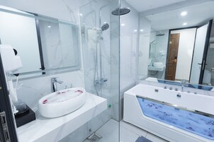Suite, balcon, vue ville | Salle de bain