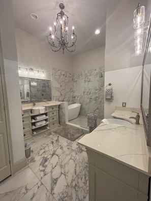 Shower, hair dryer, towels, soap - The Best of New Orleans: Lakefront Area Luxury Meets City Access! (New Orleans)
