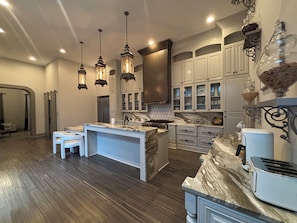 Fridge, microwave, oven, stovetop - The Best of New Orleans: Lakefront Area Luxury Meets City Access! (New Orleans)