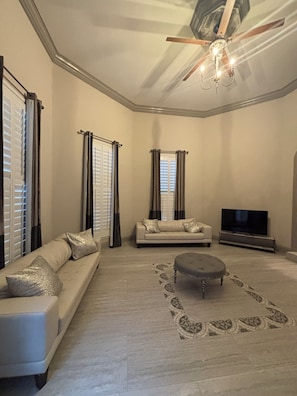 Smart TV, books - The Best of New Orleans: Lakefront Area Luxury Meets City Access! (New Orleans)