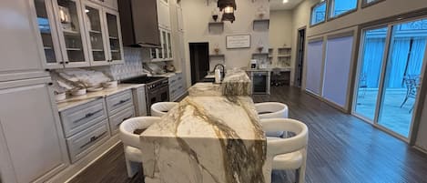 Microonde, forno, piano cottura, lavastoviglie