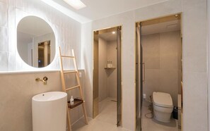 Habitación doble Deluxe | Baño | Secadora de cabello, batas, pantuflas, bidet 