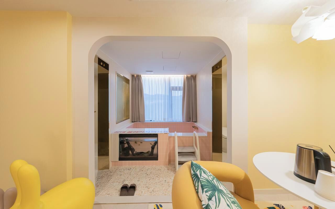 Kids Aqua Pool Yellow | Desk, laptop workspace, WiFi (free), bed sheets