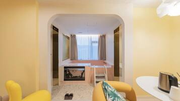 Kids Aqua Pool Yellow | Desk, laptop workspace, WiFi (free), bed sheets