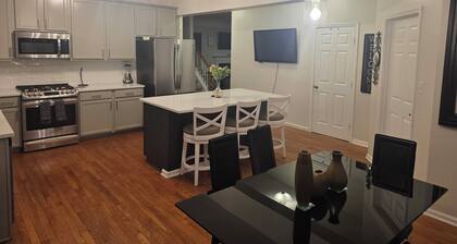 5-BR / King Beds / Massive Loft / Amazing Location / 10 mins to Downtown Raleigh