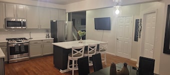 5-BR / King Beds / Massive Loft / Amazing Location / 10 mins to Downtown Raleigh