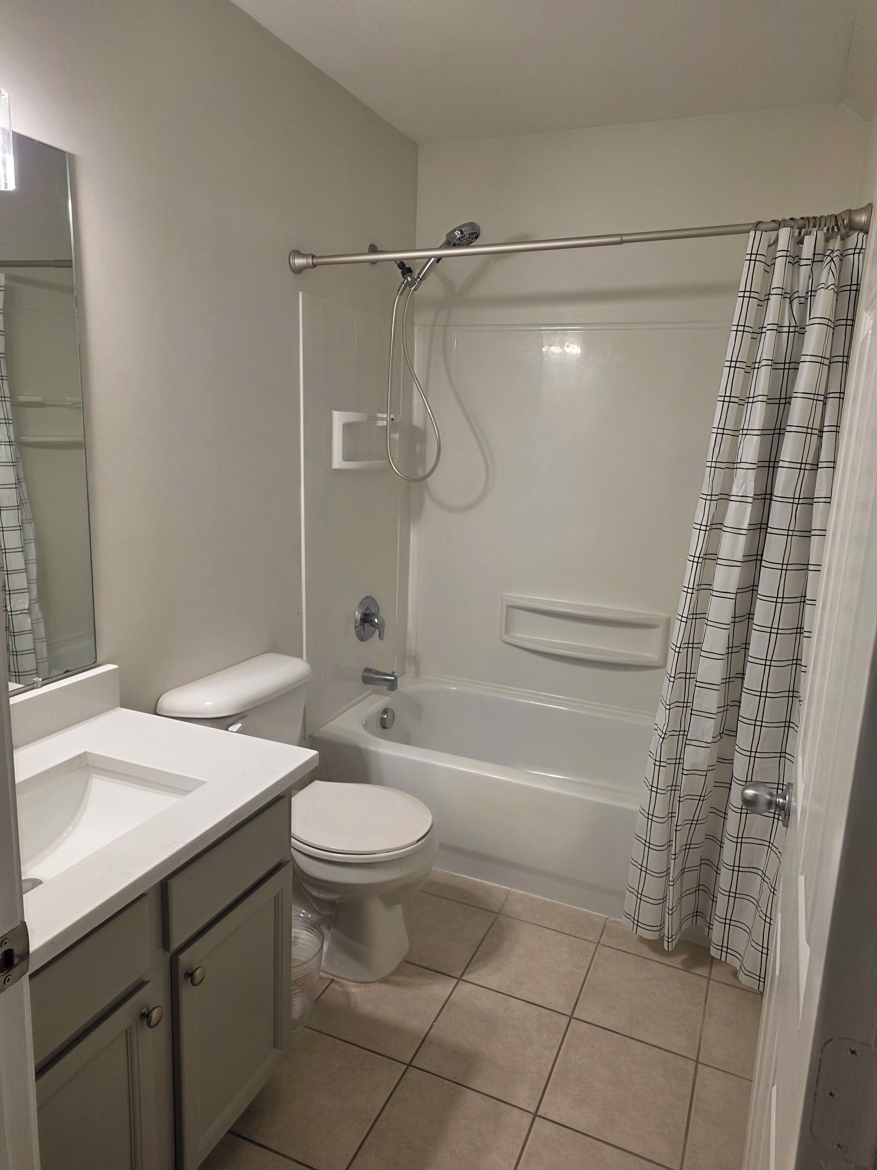 Ein Badezimmer mit Toilette, Waschbecken und Badewanne.